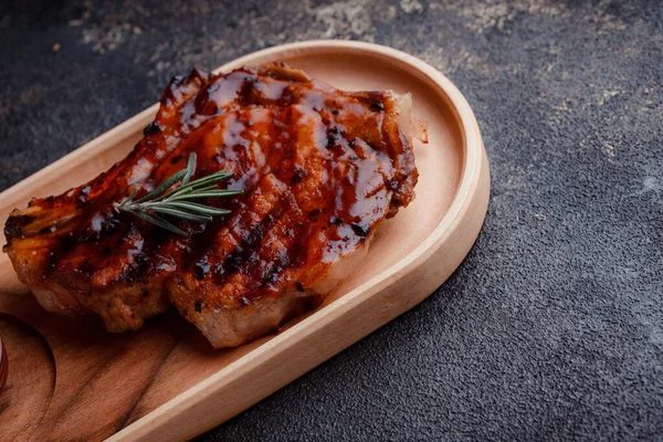 Grilled Pork Steak Caramelized Sauce Serving Meat Eco Friendly Wooden — Stockfoto