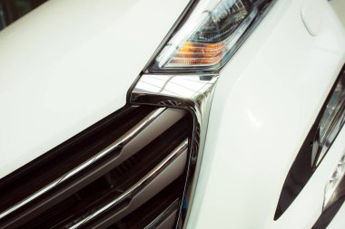 Galeride yeni bir araba. Arabanın bir parçası. Yakın çekim.