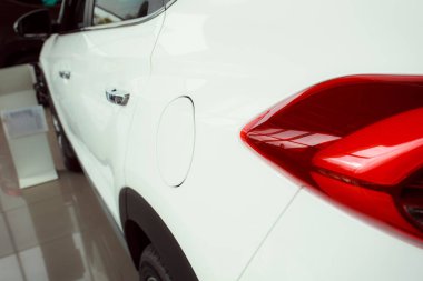 Galeride yeni bir araba. Arabanın bir parçası. Yakın çekim.