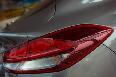 Galeride yeni bir araba. Arabanın bir parçası. Yakın çekim.