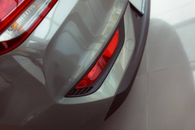 Galeride yeni bir araba. Arabanın bir parçası. Yakın çekim.