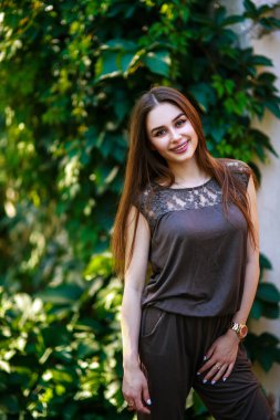 Central Park 'ta güzel bir kız. Zarif stil.