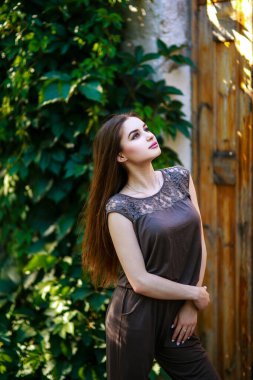 Central Park 'ta güzel bir kız. Zarif stil.