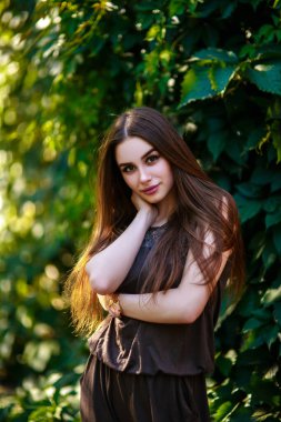 Central Park 'ta güzel bir kız. Zarif stil.