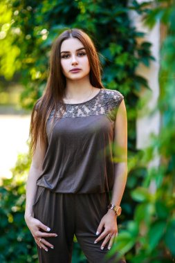 Central Park 'ta güzel bir kız. Zarif stil.