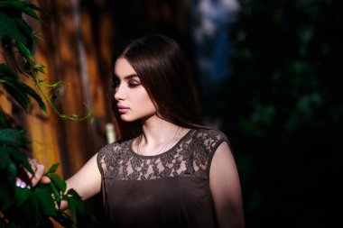 Central Park 'ta güzel bir kız. Zarif stil.