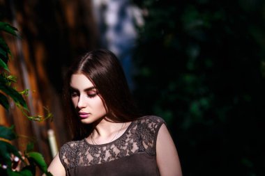 Central Park 'ta güzel bir kız. Zarif stil.