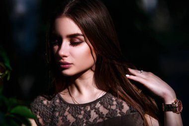 Central Park 'ta güzel bir kız. Zarif stil.