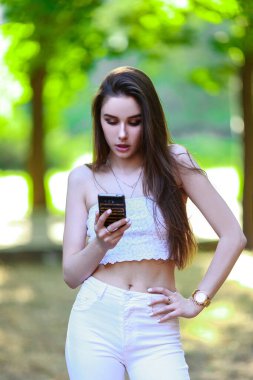 Central Park 'ta güzel bir kız. Hepsi beyaz stilde..