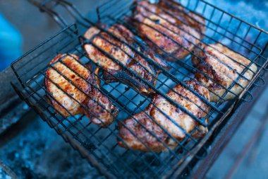 Sulu ızgara biftek. Sokakta barbekü. Mangalda et pişirmek..
