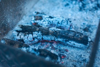 Izgarada pişirmek için odun tüttürüyorum..