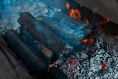 Şöminede yanan ateş 