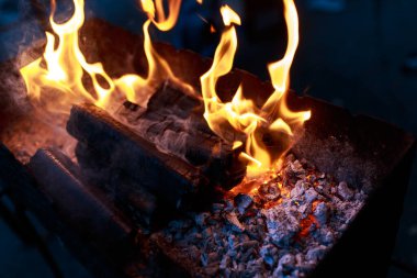 Şöminede yanan ateş 