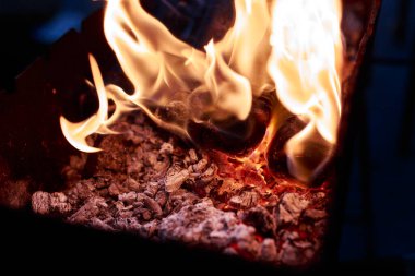 Şöminede yanan ateş 