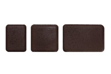 Beyaz arka planda izole edilmiş taş levhalar. Demiryolu döşemek için beton döşeme. Çimento ürünleri. İnşaat işi. Bahçe yolları.