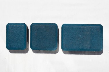 Beyaz arka planda izole edilmiş taş levhalar. Demiryolu döşemek için beton döşeme. Çimento ürünleri. İnşaat işi. Bahçe yolları.