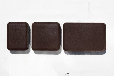 Beyaz arka planda izole edilmiş taş levhalar. Demiryolu döşemek için beton döşeme. Çimento ürünleri. İnşaat işi. Bahçe yolları.