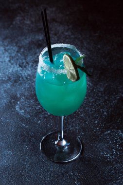 Alkolik kokteyl mavi göl. Koyu mavi desenli limonlu yeşil kokteyl..