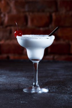 Alkolik beyaz Rus kokteyli. Koyu mavi desenli vişneli hafif kokteyl içeceği..