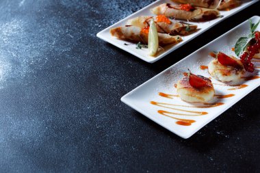 Kırmızı somon havyarlı krep. Koyu mavi arka planda güzel bir yemek servisi. Restoran tatlı menüsü.