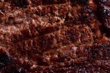 Büyük bir parça ızgara et. Baharatlı kızarmış et. Restoranda soslu ve mikro-otlu yemekler servis ediliyor..