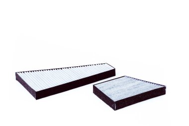 Filtre kabini yolcu vagonu. Arabadaki havayı temizliyorum. Düzenli araç bakımı. Otomobil parçaları kataloğu. Beyaz bir arkaplanda izole edilmiş.