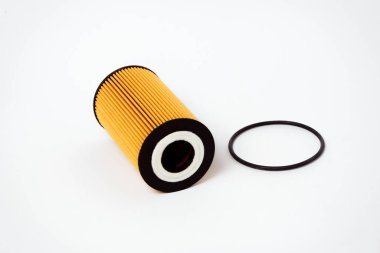 Yakıt filtresi. Benzin temizleme sistemi. Beyaz arka planda yakıt hücresi. Arabalar için yedek parça.