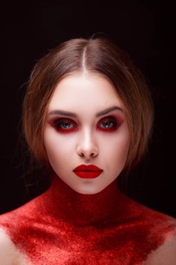 Güzellik tarzında makyaj. Parlak dudaklar ve gözler. Güzel bir genç kızın portresi. Günlük detaylı cilt rötuşları. Etkileyici kaşlar. Kocaman kirpikleri var. Neon gölgeleri.