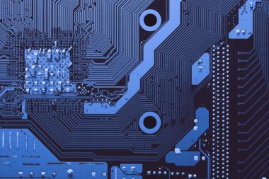 Eski masaüstü ana kartı. Çipler ve elektronik parçalar yakın plan. Tasarım için poster ya da arkaplan olarak kullanılabilir.