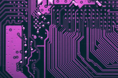 Eski masaüstü ana kartı. Çipler ve elektronik parçalar yakın plan. Tasarım için poster ya da arkaplan olarak kullanılabilir.