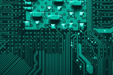 Eski masaüstü ana kartı. Çipler ve elektronik parçalar yakın plan. Tasarım için poster ya da arkaplan olarak kullanılabilir.