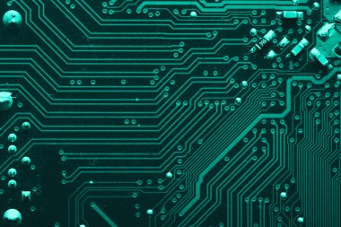 Eski masaüstü ana kartı. Çipler ve elektronik parçalar yakın plan. Tasarım için poster ya da arkaplan olarak kullanılabilir.