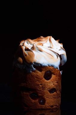 Bayram masasında Paskalya pastası. Koyu bir arka planda coşkulu bahar renkleri olan şenlikli pişmiş yiyecekler..