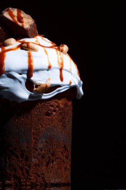 Bayram masasında Paskalya pastası. Koyu bir arka planda coşkulu bahar renkleri olan şenlikli pişmiş yiyecekler..