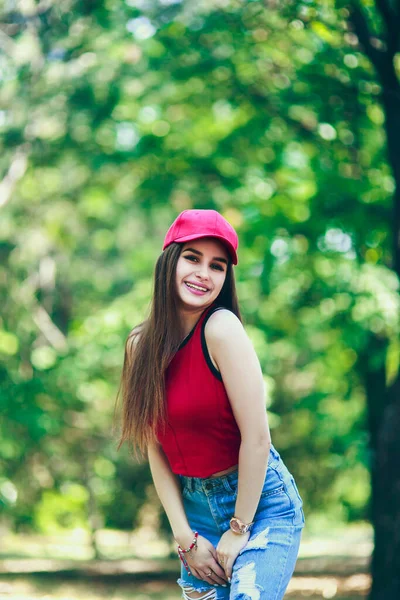Tapa Roja Tema Hermosa Chica Expresión Seria Con Pelo Largo — Foto de Stock