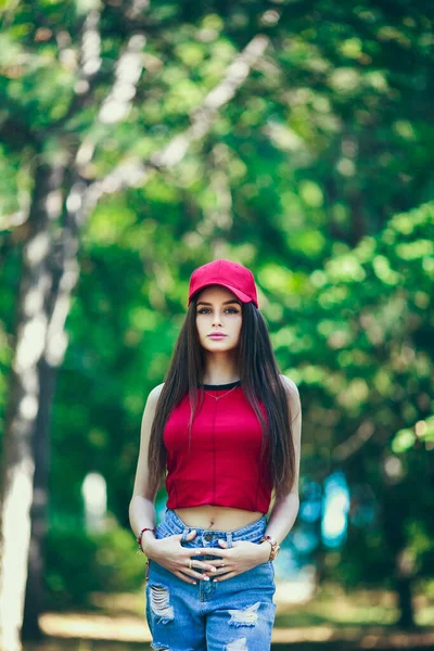 Rote Kappe Und Das Thema Schöne Ernste Miene Mädchen Mit — Stockfoto