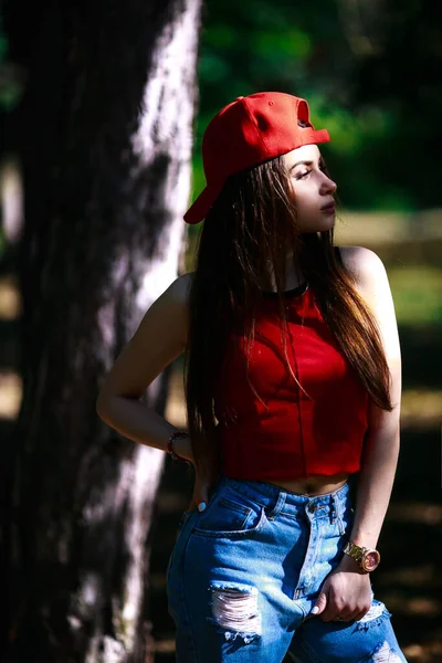 Tapa Roja Tema Hermosa Chica Expresión Seria Con Pelo Largo — Foto de Stock