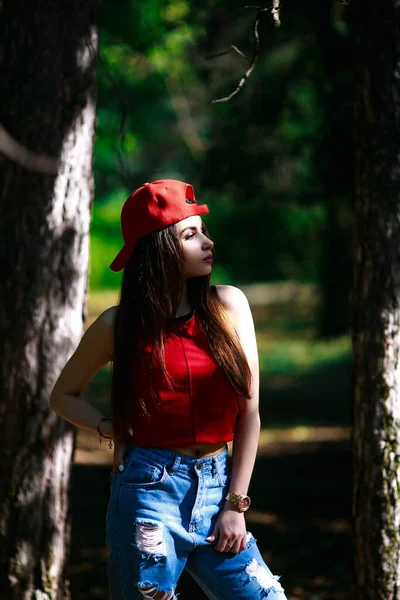 Красная Шапочка Тема Красивая Серьезная Девушка Длинными Волосами Летняя Одежда — стоковое фото