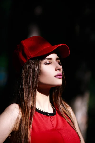 Red Cap Topic Beautiful Serious Expression Girl Long Hair Summer — Stockfoto
