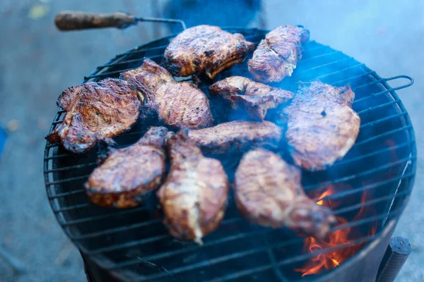 Juicy Grilled Steaks Barbecue Street Cooking Meat Barrel Grill — Foto Stock