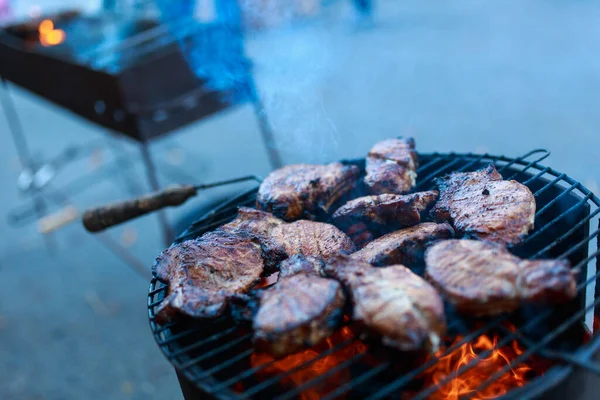 Juicy Grilled Steaks Barbecue Street Cooking Meat Barrel Grill — Foto Stock