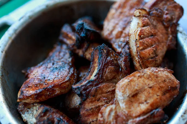 Sappige Gegrilde Steaks Barbecue Straat Vlees Het Vat Koken Met — Stockfoto