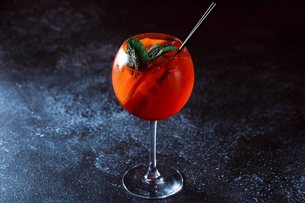 Alcoholic Cocktail Aperol Syringe Refreshing Cocktail Drink Orange Mint Dark — Stock Fotó