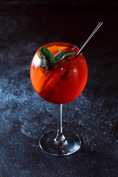Alcoholic Cocktail Aperol Syringe Refreshing Cocktail Drink Orange Mint Dark — Stockfoto