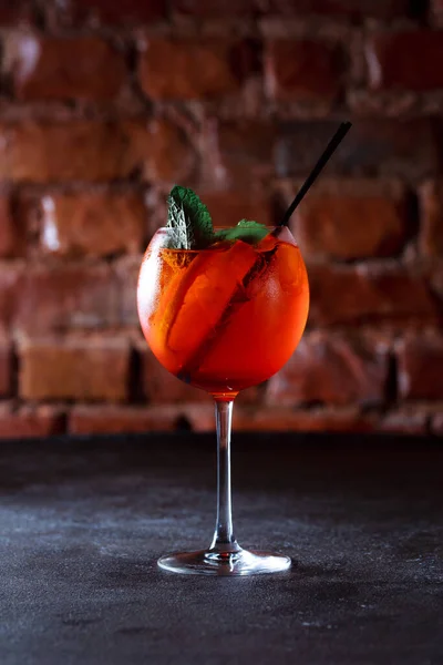 Strzykawka Alkoholem Aperol Orzeźwiający Napój Koktajlowy Pomarańczą Miętą Ciemnoniebieskim Tle — Zdjęcie stockowe