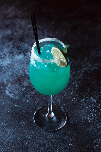 Alcoholic Cocktail Blue Lagoon Green Cocktail Drink Lime Dark Blue — Stockfoto