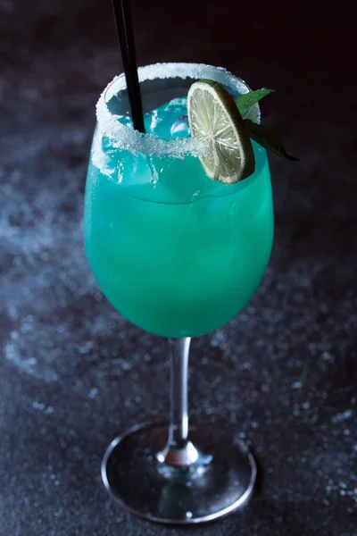Alkoholowy Koktajl Niebieska Laguna Zielony Napój Koktajlowy Limonką Ciemnoniebieskim Tle — Zdjęcie stockowe