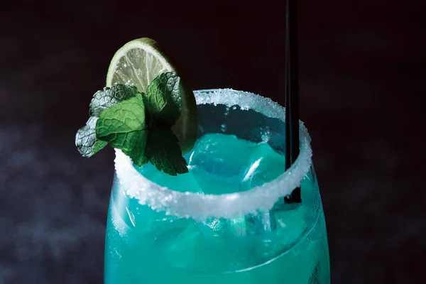 Alcoholic Cocktail Blue Lagoon Green Cocktail Drink Lime Dark Blue — Stockfoto