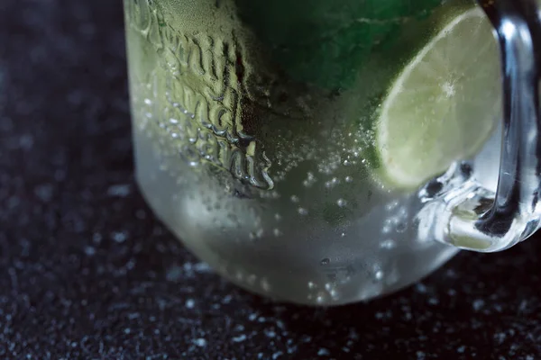 Μοχίτο Πίνει Πάγο Τάση Κοκτέιλ Κονσέρβα Δροσιστικό Αλκοολούχο Κοκτέιλ Μέντα — Φωτογραφία Αρχείου