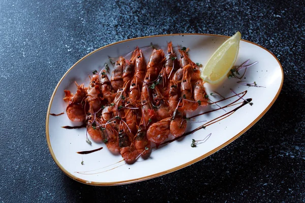 Small Red Shrimp Topped Espaniol Sauce Beautifully Served Boiled Shrimp — Foto de Stock